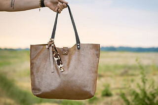 Atelier création sac cabas Axelle en cuir à Montjean-sur-Loire