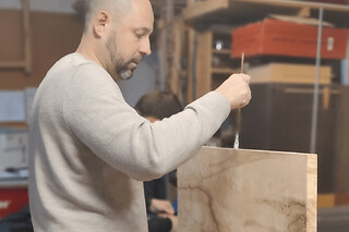 Atelier fabrication d'une table rectangulaire en bois à Paris