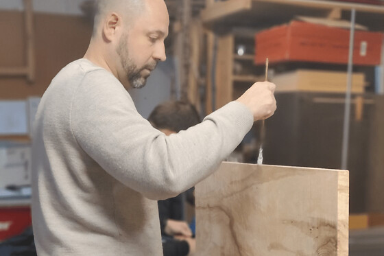 Atelier fabrication d'une table rectangulaire en bois à Paris
