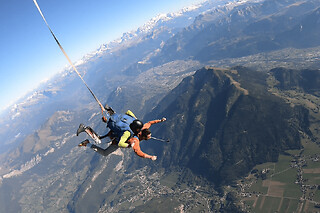 Saut en parachute depuis un hélicoptère à Megève (74) - VIP