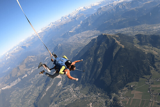 Saut en parachute depuis un hélicoptère à Megève (74) - VIP