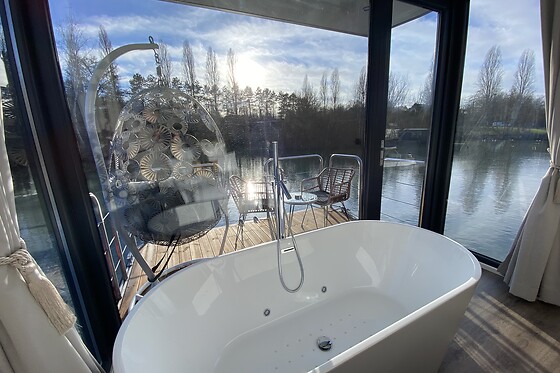 Séjour en suite flottante pour deux chez l'Escale Royale Saint Fargeau à Saint-Fargeau-Ponthierry (77)