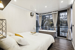 Séjour en suite flottante pour deux chez l'Escale Royale Saint Fargeau à Saint-Fargeau-Ponthierry (77)