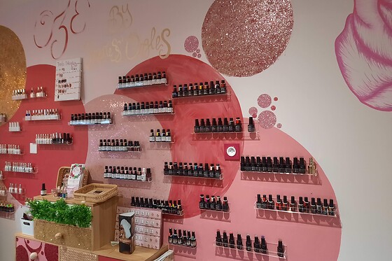 Une pose de vernis semi-permanent pour les mains et un kit de limes à ongles chez Ozé By Impress'ongles à Benet (85)