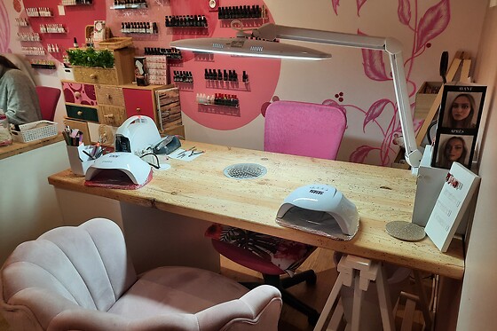 Une pose de vernis semi-permanent pour les mains et un kit de limes à ongles chez Ozé By Impress'ongles à Benet (85)
