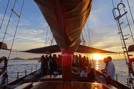 Croisière coucher de soleil en voilier sur le 