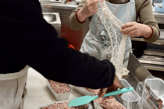Atelier fabrication de terrines et saucisses à Fromont (77)