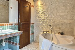 Hotel The Originals Le Relais de Saint-Preuil