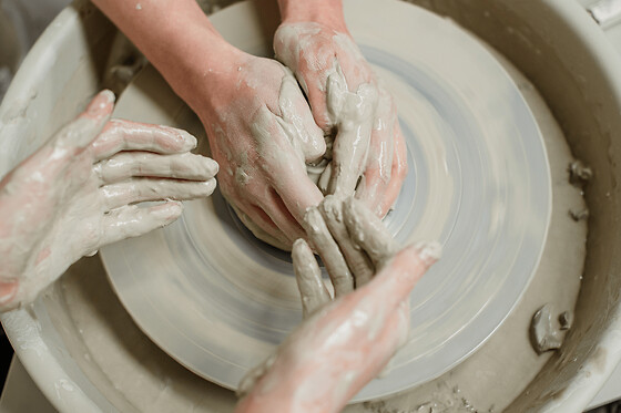 Atelier découverte tournage en céramique à Jouy-le-Moutier (95)