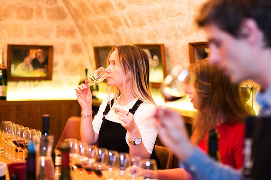 Visite guidée & dégustation de vins aux Caves du Louvre à Paris