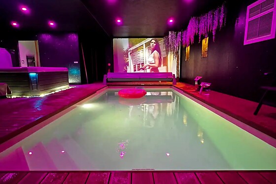 Un accès au spa avec bain à remous, sauna et piscine privative en duo au spa La Fenardière à Marck (62)