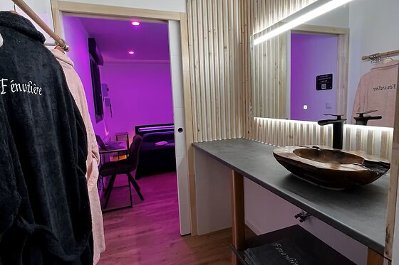 Un accès au spa avec bain à remous, sauna et piscine privative en duo au spa La Fenardière à Marck (62)