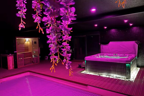 Un accès au spa avec bain à remous, sauna et piscine privative en duo au spa La Fenardière à Marck (62)