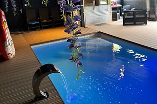 Un accès au spa avec bain à remous, sauna et piscine privative en duo au spa La Fenardière à Marck (62)