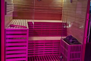 Un accès au spa avec bain à remous, sauna et piscine privative en duo au spa La Fenardière à Marck (62)