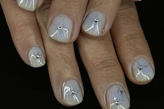 Pose américaine avec nail art pour les mains chez BadPeach Nails à Magenta (51)