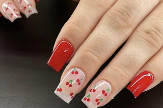 Pose américaine avec nail art pour les mains chez BadPeach Nails à Magenta (51)
