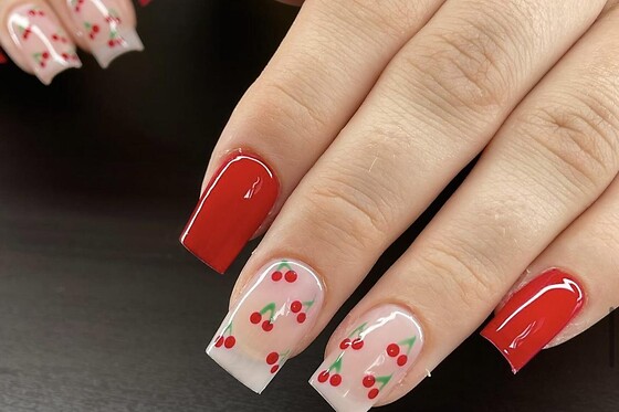 Pose américaine avec nail art pour les mains chez BadPeach Nails à Magenta (51)