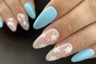Pose américaine avec nail art pour les mains chez BadPeach Nails à Magenta (51)