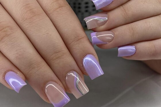 Pose américaine avec nail art pour les mains chez BadPeach Nails à Magenta (51)