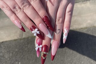 Pose américaine avec nail art pour les mains chez BadPeach Nails à Magenta (51)