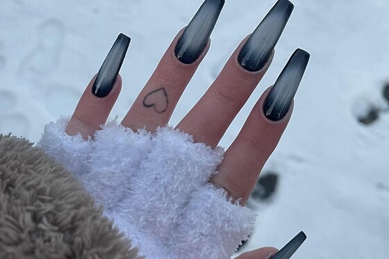 Pose américaine avec nail art pour les mains chez BadPeach Nails à Magenta (51)