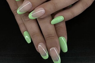 Pose américaine avec nail art pour les mains chez BadPeach Nails à Magenta (51)