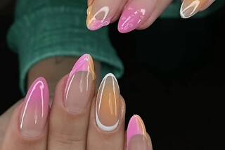 Pose américaine avec nail art pour les mains chez BadPeach Nails à Magenta (51)