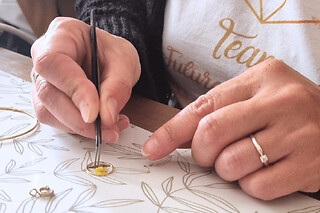 Atelier bijou en résine & fleurs séchées à Niort (79)