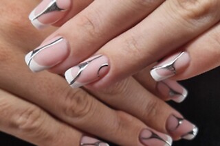 Une manucure avec pose de capsules, de vernis semi-permanent et un nail art chez Les griffes de Lilith à Vence (06)