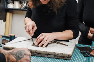Atelier de maroquinerie en cuir à Paris 1er - Ceinture en cuir - 3h