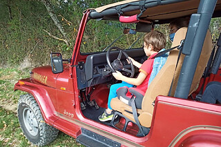 Initiation pour enfants à la conduite d'une Jeep dans le Gers