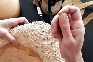 Atelier création de chapeau avec une créatrice mode à Paris 9e