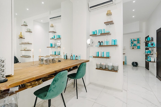 Gommage, massage et beauté des mains avec pose de vernis classique à l'Institut Menasa à Paris (75019)