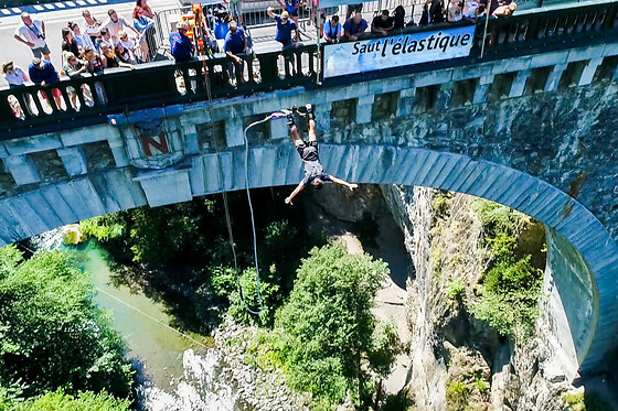 Saut à l'élastique du Pont Napoléon à Luz-Saint-Sauveur (65)