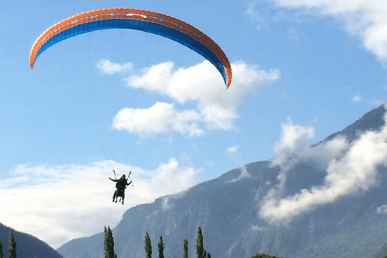 Vol en parapente dans le ciel de La Chambre (73)