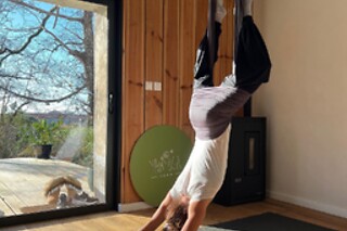 Un cours privé de fly yoga en groupe chez Yam Yoga Farm à Saint-Martin-de-Hinx (40)