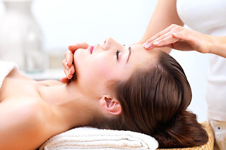 Un massage du visage à l'Hôtel Montaigne & Spa**** à Cannes (06)