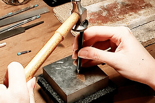 Atelier initiation : création d'un bijou martelé à Paris
