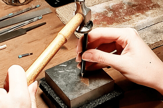 Atelier initiation : création d'un bijou martelé à Paris