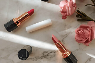 Atelier création d'un rouge et baume à lèvres à Paris 1er - 2 tubes de rouge à lèvres (1 gloss et 1 semi-mat)