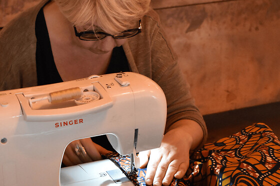Atelier couture d'une création en tissus wax à Paris 10ème